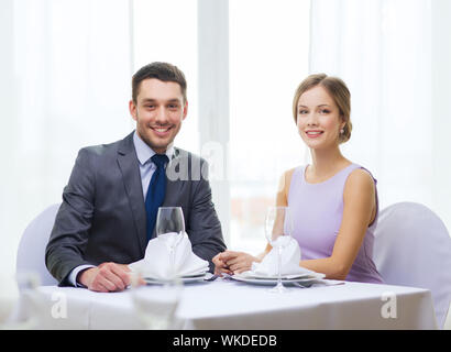 lächelnde paar im restaurant Stockfoto
