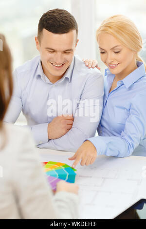 Home, Nachfolger und Architektur Konzept - lächelndes Paar suchen Bei blueprint und Farbmuster im Büro Stockfoto