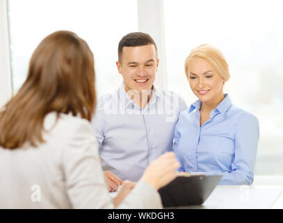 lächelnde paar bei der bank Stockfoto
