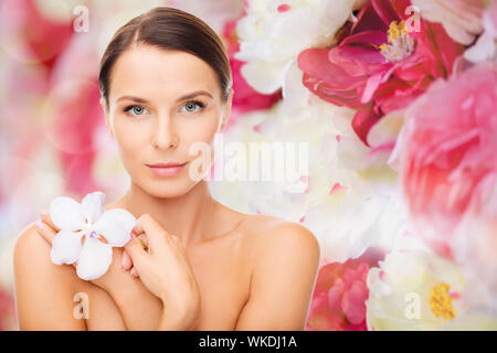Gesundheit und Schönheit-Konzept - entspannte Frau mit Orhid Blume Stockfoto