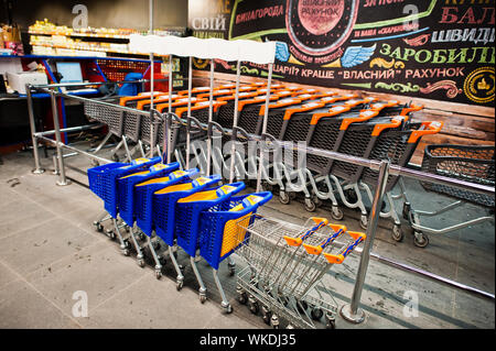 Kiew, Ukraine - 4. September 2019: Silpo Supermarkt. Shopping Carts für Kinder. Stockfoto