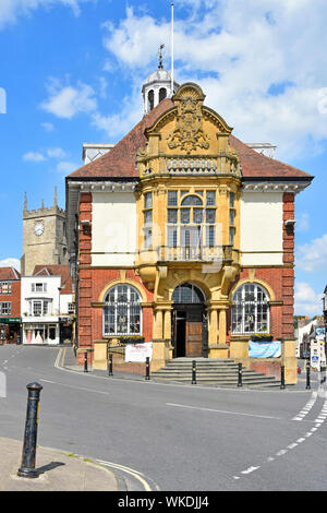 Alte Marlborough Rathaus historischen denkmalgeschützten, viktorianischen Gebäude in der High Street von Englischen Markt Stadt bei Besetzt ein 4 Straße und Kreuzung Wiltshire England Großbritannien Stockfoto