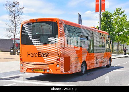 Öffentliche Verkehrsmittel Bus dient hier Osten moderne Innovation Center & Technology Park Hackney Wick bis Stratford Bahn & Bus station am Westfield London, Großbritannien Stockfoto