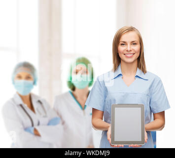 lächelnd Ärztin oder Krankenschwester mit TabletPC Stockfoto