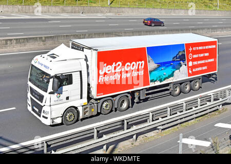 Vordere und seitliche Ansicht von oben Fowler Welch Lkw Lkw mit Anhänger Werbung Jet2.com Airline low cost Flugpreise auf de Autobahn gesehen Stockfoto