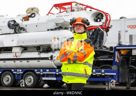 Glasgow, UK. 4. September 2019. Die faslane auf der Grundlage der NATO-U-Boot Rescue System (NSRS) war bei der Vorbereitung von Glasgow's King George V Dock zu setzen teil, die in der Übung goldenen Pfeil auf dem Firth of Clyde mit den Teams, die den Betrieb der neue einzigartige Rescue System, gemeinsam mit Großbritannien, Frankreich und Norwegen im Besitz ergreifen. Die operativen Teams gehören Commander CHRIS BALDWIN (Royal Navy) Commander Espin ENGEBRETSEN (norwegische Marine) und OLIVIA KINGHORN, im Alter von 26, Projekt Ingenieur, der als Tauchpumpe, die in der Lage ist, Tauchen bis zu 610 Meter überwacht. Credit: Findlay/Alamy leben Nachrichten Stockfoto