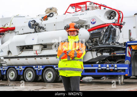 Glasgow, UK. 4. September 2019. Die faslane auf der Grundlage der NATO-U-Boot Rescue System (NSRS) war bei der Vorbereitung von Glasgow's King George V Dock zu setzen teil, die in der Übung goldenen Pfeil auf dem Firth of Clyde mit den Teams, die den Betrieb der neue einzigartige Rescue System, gemeinsam mit Großbritannien, Frankreich und Norwegen im Besitz ergreifen. Die operativen Teams gehören Commander CHRIS BALDWIN (Royal Navy) Commander Espin ENGEBRETSEN (norwegische Marine) und OLIVIA KINGHORN, im Alter von 26, Projekt Ingenieur, der als Tauchpumpe, die in der Lage ist, Tauchen bis zu 610 Meter überwacht. Credit: Findlay/Alamy leben Nachrichten Stockfoto