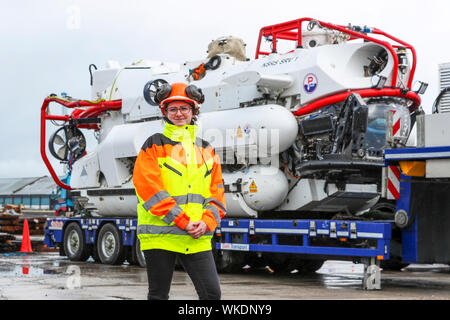 Glasgow, UK. 4. September 2019. Die faslane auf der Grundlage der NATO-U-Boot Rescue System (NSRS) war bei der Vorbereitung von Glasgow's King George V Dock zu setzen teil, die in der Übung goldenen Pfeil auf dem Firth of Clyde mit den Teams, die den Betrieb der neue einzigartige Rescue System, gemeinsam mit Großbritannien, Frankreich und Norwegen im Besitz ergreifen. Die operativen Teams gehören Commander CHRIS BALDWIN (Royal Navy) Commander Espin ENGEBRETSEN (norwegische Marine) und OLIVIA KINGHORN, im Alter von 26, Projekt Ingenieur, der als Tauchpumpe, die in der Lage ist, Tauchen bis zu 610 Meter überwacht. Credit: Findlay/Alamy leben Nachrichten Stockfoto