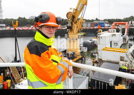 Glasgow, UK. 4. September 2019. Die faslane auf der Grundlage der NATO-U-Boot Rescue System (NSRS) war bei der Vorbereitung von Glasgow's King George V Dock zu setzen teil, die in der Übung goldenen Pfeil auf dem Firth of Clyde mit den Teams, die den Betrieb der neue einzigartige Rescue System, gemeinsam mit Großbritannien, Frankreich und Norwegen im Besitz ergreifen. Die operativen Teams gehören Commander CHRIS BALDWIN (Royal Navy) Commander Espin ENGEBRETSEN (norwegische Marine) und OLIVIA KINGHORN, im Alter von 26, Projekt Ingenieur, der als Tauchpumpe, die in der Lage ist, Tauchen bis zu 610 Meter überwacht. Credit: Findlay/Alamy leben Nachrichten Stockfoto