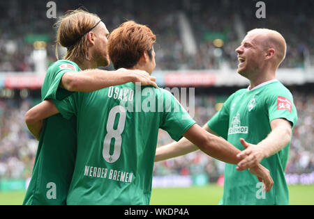 Bremen, Deutschland. 01 Sep, 2019. Fussball: Bundesliga, Werder Bremen - FC Augsburg 3.Spieltag. Werders Yuya Osako (M) jubelt mit Michael Lang (l) und Davy Klaasen (r) über sein Ziel zum 3:2. Quelle: Carmen Jaspersen/dpa - WICHTIGER HINWEIS: In Übereinstimmung mit den Anforderungen der DFL Deutsche Fußball Liga oder der DFB Deutscher Fußball-Bund ist es untersagt, zu verwenden oder verwendet Fotos im Stadion und/oder das Spiel in Form von Bildern und/oder Videos - wie Foto Sequenzen getroffen haben./dpa/Alamy leben Nachrichten Stockfoto