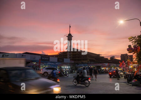 Das Gebäude der Psar Nat-Markt im Zentrum der Stadt Battambang in Kambodscha. Kambodscha, Battambang, November 2018 Stockfoto