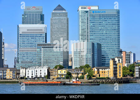 Modernes Wahrzeichen Wolkenkratzer bauen auf Canary Wharf London Docklands Skyline in finanziellen Bankenviertel HQ bank Büro für Barclays, HSBC England Großbritannien Stockfoto