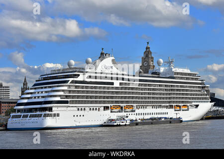 Schließen Sie die Seitenansicht der Regent Seven Seas Explorer Cruise Liner Schiff angedockt an der Liverpool mit Kraftstoff bunkern Tanker neben Merseyside England Großbritannien Stockfoto