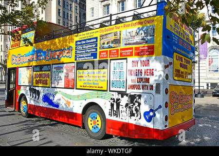 Liverpool open top sightseeing tour bus Warten auf Passagiere auf der Uferpromenade in Tourismus Fallen mobile Werbung Merseyside England Großbritannien Stockfoto