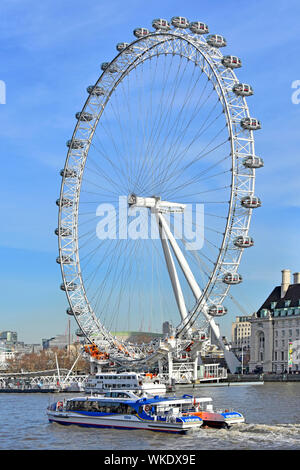 Stern&Seitenansicht des High Speed River Thames Clipper Katamaran öffentliche Verkehrsmittel schnell Fluss-Bus mit ikonischen Wahrzeichen London Eye Riesenrad England Großbritannien Stockfoto