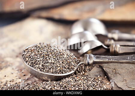 Esslöffel gesunde Chia Samen mit selektiven Fokus und extrem geringe Tiefenschärfe. Stockfoto