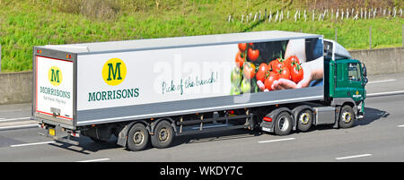 Seite und zurück von Morrisons Supermarkt für Lebensmittel supply chain hgv Store Delivery LKW LKW-Werbung Tomaten auf artikuliert Trailer UK Autobahn Stockfoto