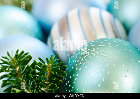 Viele Weihnachtsschmuck Verlegung in Tannenzweigen Stockfoto