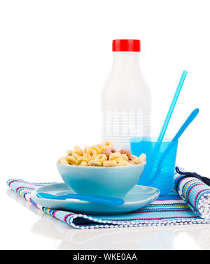 Köstliche Cheerios Hafer-Müsli mit Flasche Milch in Schüssel geben Stockfoto