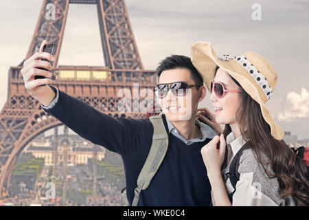 Asiatische paar Reise und nehmen Sie eine selfie am Eiffelturm, Paris, Frankreich. Stockfoto
