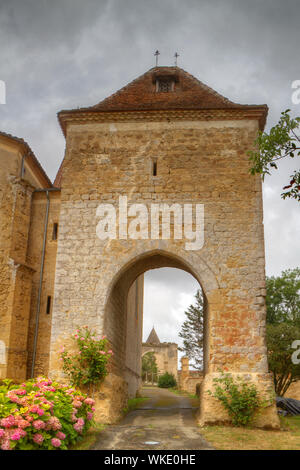 Mittelalterliche Torhaus des Dorfes Pouylebon im Südwesten Frankreichs, an einem der vier Straßen nach Santiago de Compostela Stockfoto