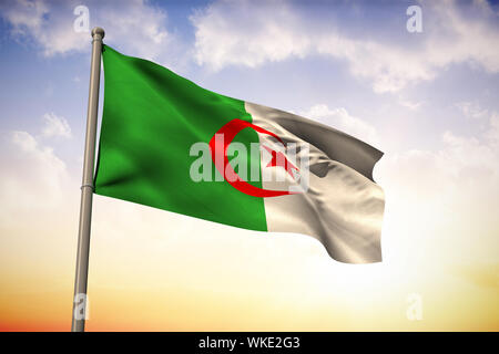 Algerien Flagge gegen schöne orange und blauer Himmel Stockfoto