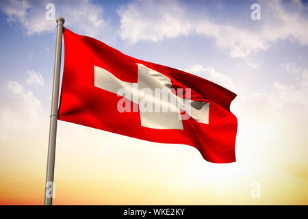 Schweizer Flagge gegen schöne orange und blauer Himmel Stockfoto