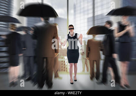 Redhead Geschäftsfrau in eine Augenbinde gegen Zimmer mit Säulen und Blick auf die Stadt Stockfoto