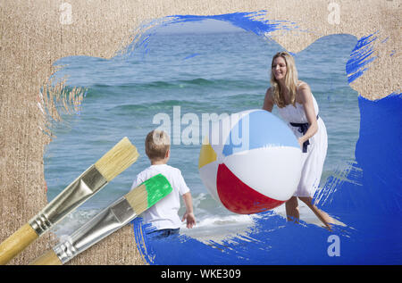 Das zusammengesetzte Bild von Mutter und Sohn am Strand gegen Oberfläche mit Pinsel Stockfoto