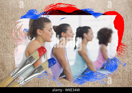 Das zusammengesetzte Bild im Yoga Klasse in der Turnhalle gegen verwitterte Oberfläche mit Pinsel Stockfoto