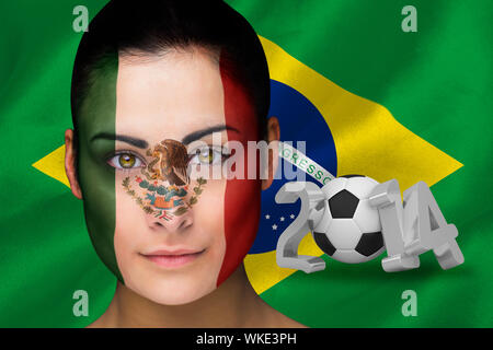 Das zusammengesetzte Bild von Mexiko Fußball-Fan im Gesicht Farbe gegen die WM 2014 mit Brasilien Flagge Stockfoto