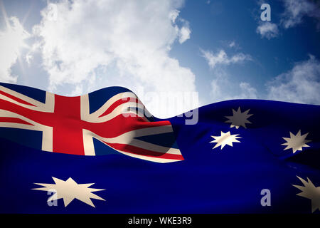 Australien Flagge schwenkten gegen strahlend blauen Himmel mit Wolken Stockfoto