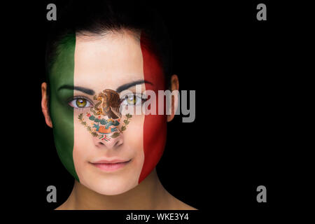Das zusammengesetzte Bild von Mexiko Fußball-Fan im Gesicht Farbe gegen Schwarze Stockfoto