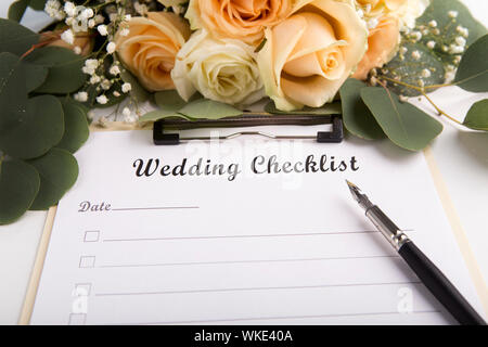 Hochzeit Checkliste bereit ist voll von Objekte auf dem weißen Blatt zu sein Stockfoto