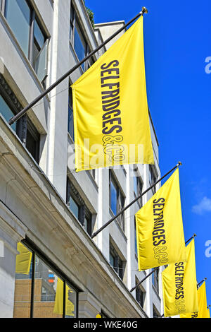 Kaufhaus Selfridges retail business gelbe Banner oben store Brand Image & Wiederholen Sie auf identische Flags für Auswirkungen London West End de werben Stockfoto