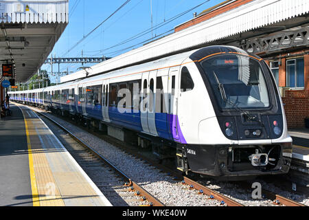 Crossrail Zuges tfl Elizabeth line Bahnhof Plattform öffentliche Verkehrsmittel Route nach London Liverpool Street neue moderne S-Bahn Shenfield UK Stockfoto