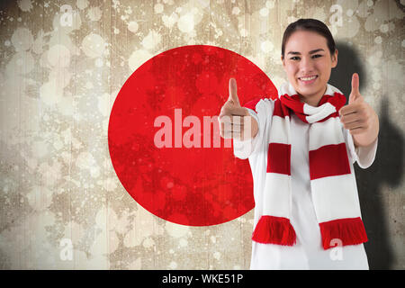 Das zusammengesetzte Bild der Fußball-Fan in Weiß tragen Schal mit Daumen hoch gegen Japan Flagge Stockfoto