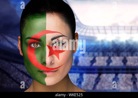 Das zusammengesetzte Bild im schönen Iran Ventilator im Gesicht Farbe gegen große Fußball-Stadion mit Beleuchtung Stockfoto