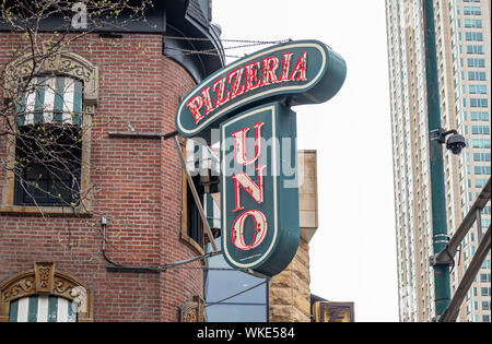 Chicago, Illinois, USA. Mai 9, 2019: Pizzeria Uno, Deep Dish Pizza Restaurant im Zentrum der Stadt, in der Neon Logo Zeichen auf der Fassade. Fast Food Stockfoto