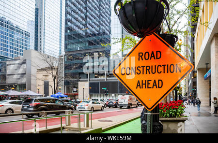 Chicago, Illinois, USA. Mai 9, 2019: Straßenbauarbeiten. Baustellen Text, Straßen Warnschild orange Farbe im Zentrum der Stadt Stockfoto