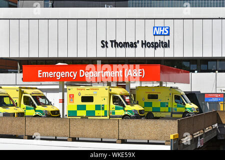 A&E Unfall Notaufnahme St Thomas NHS Krankenhaus Schild Patient Drop off Bereich für London Ambulance Patienten ein Gesundheitsgebäude in Lambeth Großbritannien Stockfoto