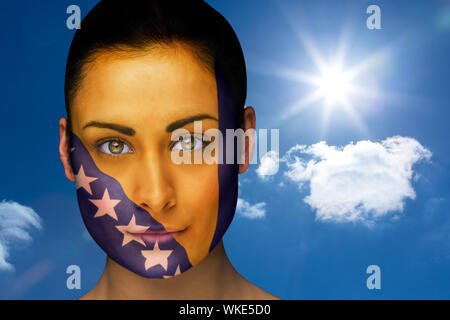 Das zusammengesetzte Bild im schöne Brünette in Bosnien Gesichtsfarbe gegen strahlend blauen Himmel mit Wolken Stockfoto