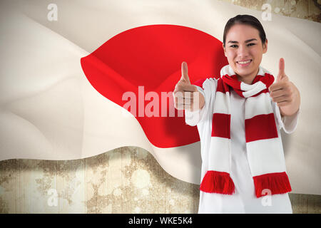 Das zusammengesetzte Bild der Fußball-Fan in Weiß tragen Schal mit Daumen hoch gegen Japan Flagge Stockfoto