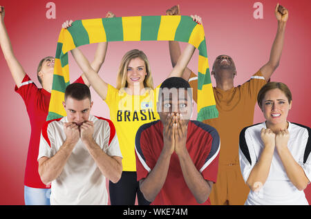 Das zusammengesetzte Bild der Fußballfans gegen rote Vignette Stockfoto