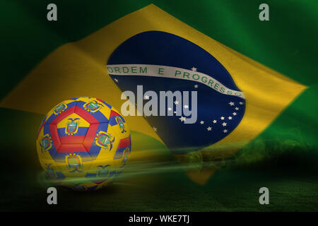 Fußball in Ecuador Farben gegen brasilianische Flagge schwenken Stockfoto