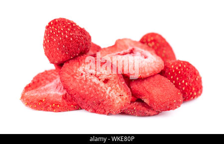 Getrocknete Erdbeeren Schichten auf weißem Hintergrund. Getrocknete Erdbeeren Chips. Stockfoto