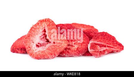 Getrocknete Erdbeeren Schichten auf weißem Hintergrund. Getrocknete Erdbeeren Chips. Stockfoto