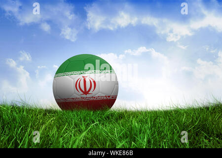 Fußball im Iran Farben auf dem Gebiet der Rasen unter blauem Himmel Stockfoto