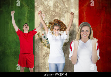Das zusammengesetzte Bild von verschiedenen Fußball-Fans gegen Mexiko Flagge im grunge Effekt Stockfoto