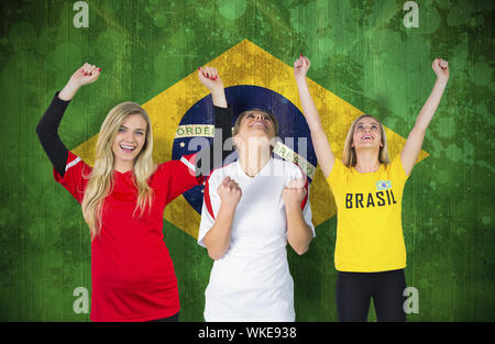 Das zusammengesetzte Bild von verschiedenen Fußball-Fans gegen Brasilien Flagge im grunge Effekt Stockfoto